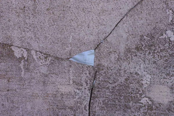 Taş Dokusuna Gri Beton Duvarla Bir Çukur Çatlaklar — Stok fotoğraf