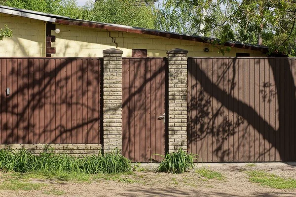 Una Puerta Cerrada Marrón Pared Una Cerca Hecha Ladrillos Hierro — Foto de Stock