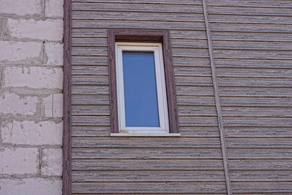 Ein Weißes Fenster Einer Braunen Holzwand Eines Privathauses Auf Der — Stockfoto