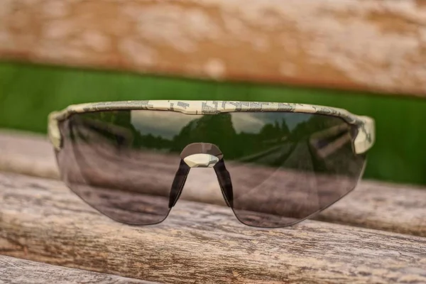 Eine Graue Sonnenbrille Liegt Auf Einem Braunen Holztisch — Stockfoto