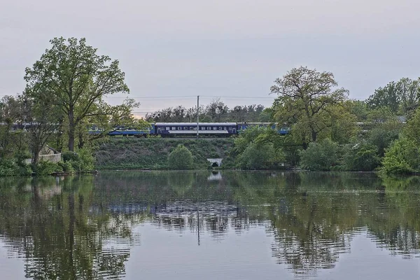 Meer Water Met Groene Bomen Aan Oever Een Hoge Dijk — Stockfoto