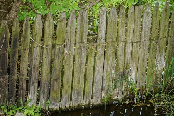 Een Deel Van Een Oud Landelijk Houten Groen Grijs Hek — Stockfoto