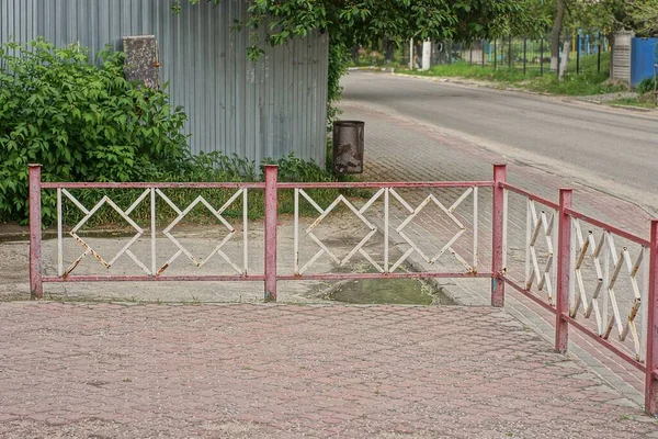 Piros Fehér Fém Díszítő Kerítés Gallyakból Járdán Közel Egy Aszfalt — Stock Fotó