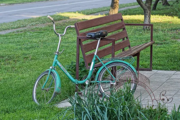 Een Oude Fiets Staat Het Groene Gras Buurt Van Bruine — Stockfoto