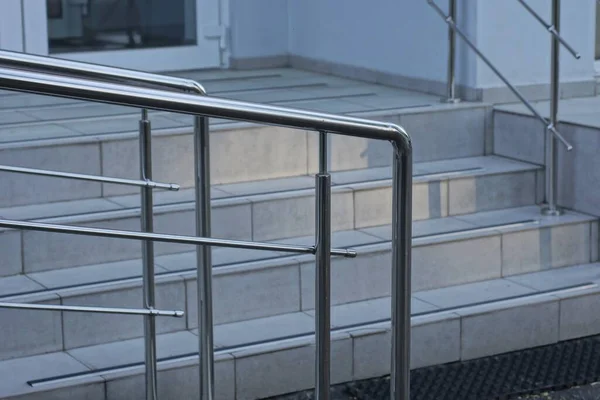 Grijze Stenen Treden Een Drempel Met Witte Metalen Leuningen Buiten — Stockfoto