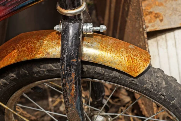 Teil Eines Schwarzen Alten Fahrrads Mit Einem Braunen Rostigen Kotflügel — Stockfoto