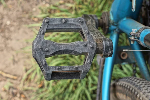 Pedal Negro Una Bicicleta Azul Fondo Hierba Verde Calle — Foto de Stock