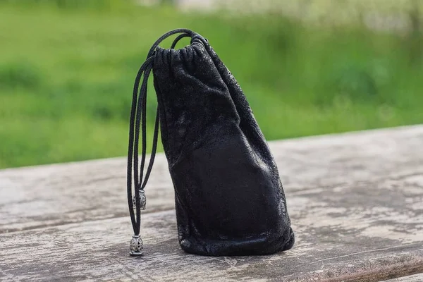 Petit Sac Cuir Noir Sac Main Tient Sur Une Table — Photo