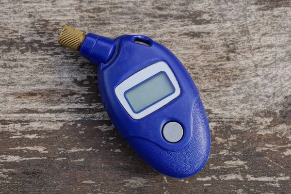 Een Kleine Blauwe Mobiele Plastic Elektronische Manometer Ligt Een Grijze — Stockfoto