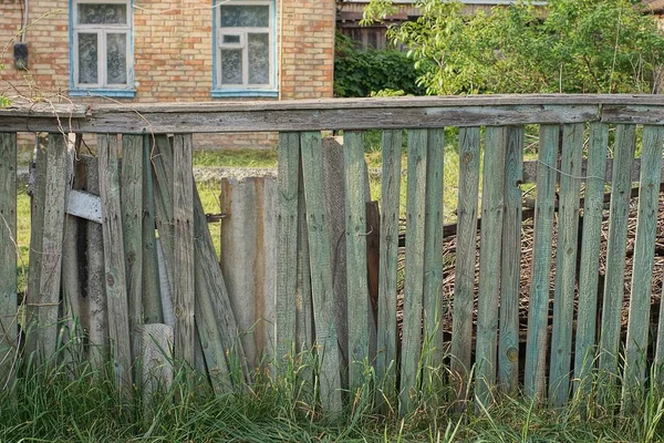 Stará Šedá Dřevěná Zeď Polámanými Deskami Zarostlá Zelenou Vegetací Venkovské — Stock fotografie