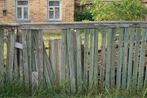 Vecchio Muro Recinzione Legno Grigio Con Tavole Rotte Ricoperte Vegetazione — Foto Stock