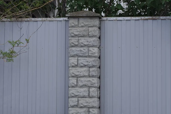 Część Muru Ogrodzenia Wykonana Białych Cegieł Szarego Metalu Ulicy Miejskiej — Zdjęcie stockowe