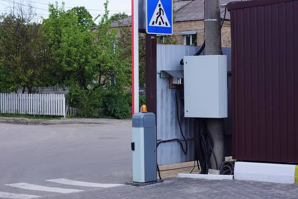 Automatische Schranke Der Nähe Eines Mastes Mit Einer Signallampe Auf — Stockfoto