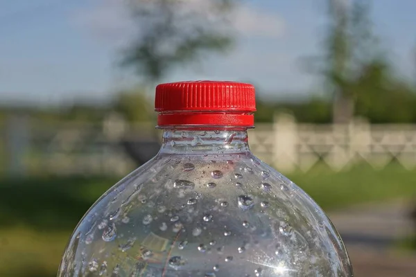 Часть Одной Пластиковой Мокрой Бутылки Закрытой Красной Пробки Улице — стоковое фото