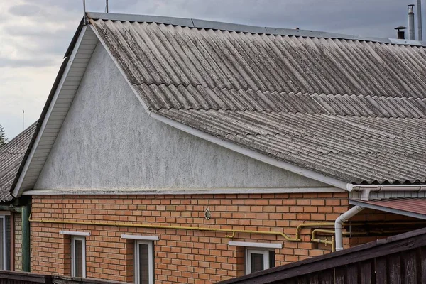 Hnědé Cihly Soukromý Dům Pod Šedou Břidlicovou Střechou Proti Obloze — Stock fotografie