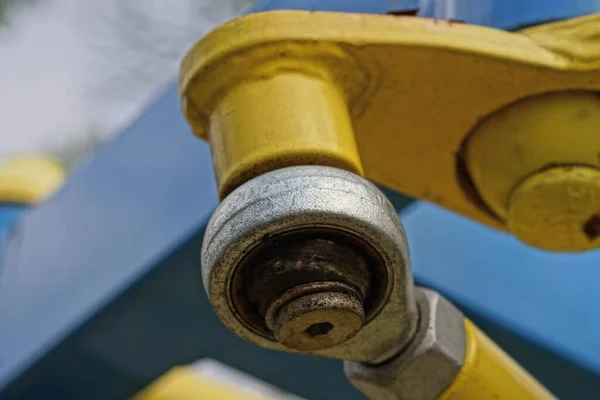 Partie Une Structure Gris Jaune Fer Faite Une Charnière Proche — Photo