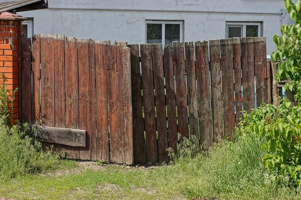 One Closed Old Rural Brown Wooden Gate Street Green Grass — Stock Photo, Image