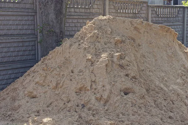 Gros Tas Sable Brun Dans Rue Près Une Clôture Béton — Photo