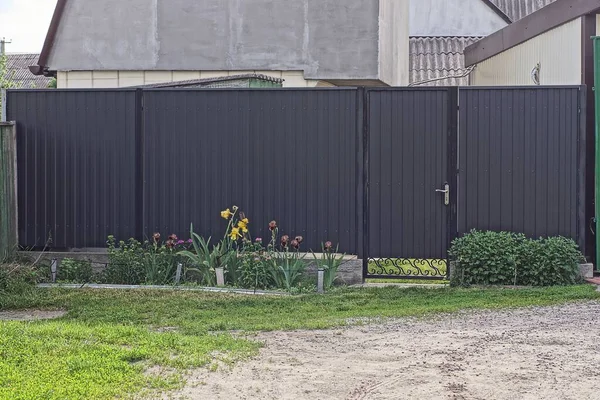 Puerta Metal Cerrada Puerta Hierro Negro Muro Valla Una Calle — Foto de Stock