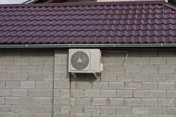 One White Air Conditioner Hangs Gray Brick Wall Brown Tiled — Stock Photo, Image