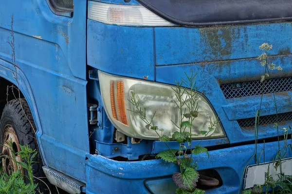 Parte Caminhão Sujo Velho Azul Com Farol Branco Rua Vegetação — Fotografia de Stock
