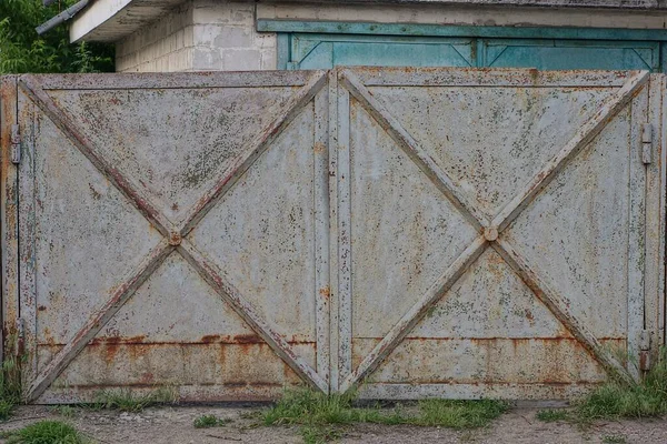 Una Vieja Puerta Metal Cerrada Gris Óxido Marrón Calle Rural — Foto de Stock
