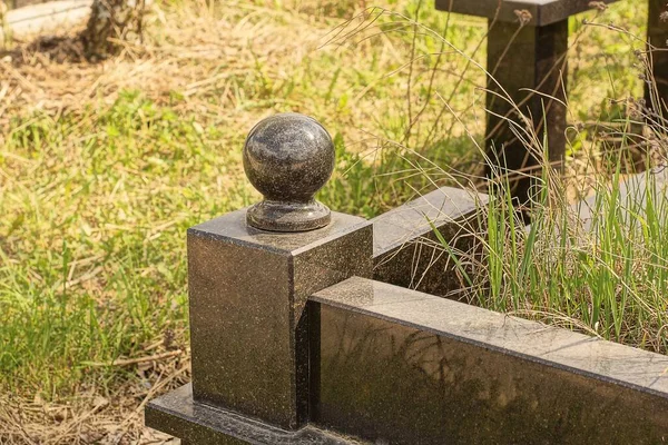 Del Svart Marmor Staketet Står Grå Plattor Vid Graven Kyrkogården — Stockfoto