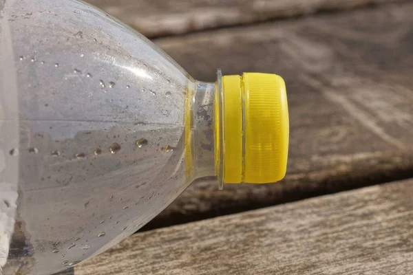 Eine Weiße Plastikflasche Mit Gelbem Verschluss Liegt Auf Einem Graubraunen — Stockfoto