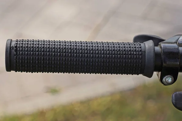 Agarre Plástico Negro Manillar Una Bicicleta Deportiva Aire Libre Sobre —  Fotos de Stock