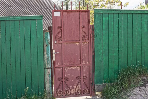 Une Porte Fermée Métal Rouge Avec Motif Forgé Sur Mur — Photo