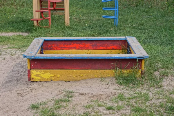 Ένα Χρωματιστό Τετράγωνο Ξύλινο Sandbox Στέκεται Στο Έδαφος Και Πράσινο — Φωτογραφία Αρχείου