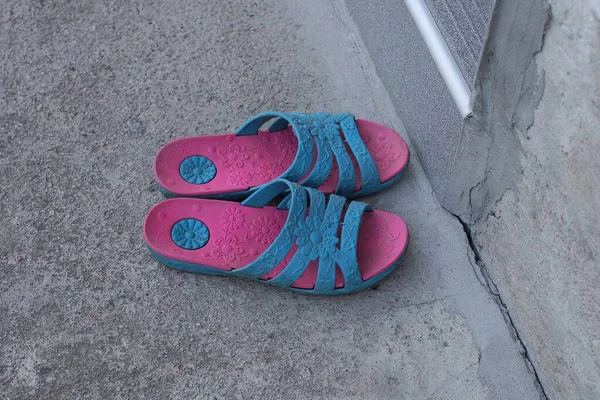 Dos Sandalias Azules Rojas Verano Plástico Paran Asfalto Gris Calle —  Fotos de Stock