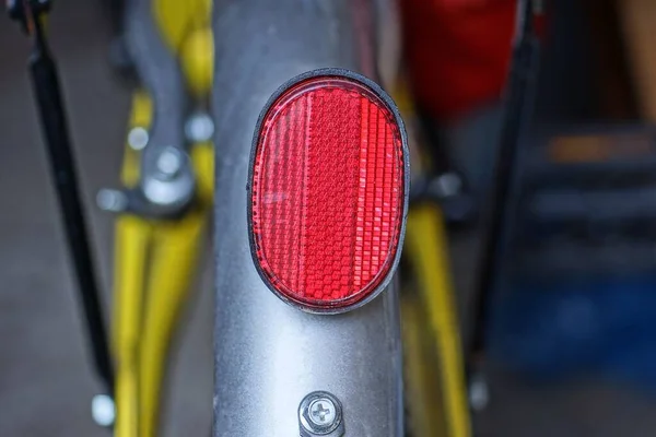 Reflector Plástico Rojo Colgado Guardabarros Bicicleta Metal Gris Aire Libre — Foto de Stock