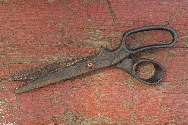 One Black Metal Old Rusty Scissors Lies Red Wooden Shabby — Stock Photo, Image