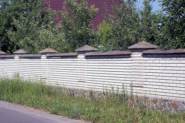 Long White Wall Brick Fence Brown Stone Foundation Rural Street — Stock Photo, Image