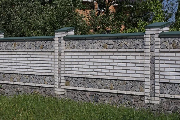 Dlouhá Soukromá Zeď Plot Bílých Cihel Šedé Kameny Venku Zelené — Stock fotografie