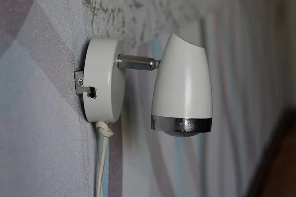 Uma Pequena Lâmpada Elétrica Branca Velha Pendurada Parede Sala — Fotografia de Stock