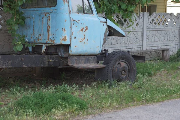 Velho Caminhão Desmontado Com Uma Cabine Azul Fica Rua Grama — Fotografia de Stock