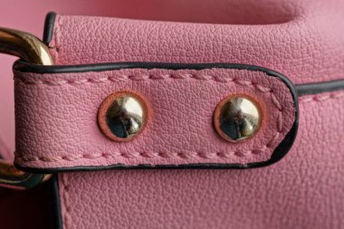iki sarı metal perçin çantada pembe deri bir kayış takımı