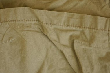 Giysilerdeki buruşuk bir maddeden yeşil gri kumaş dokusu