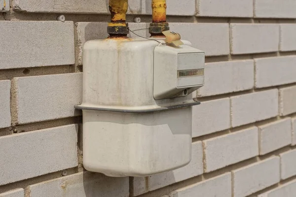 One White Metal Gas Meter Yellow Iron Pipes Gray Brick — Fotografia de Stock