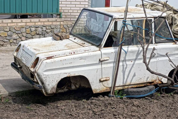 Одна Старая Разобранная Белая Машина Стоит Земле Улице — стоковое фото