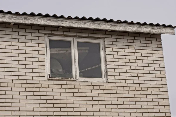 Gri Gökyüzüne Karşı Tek Penceresi Olan Özel Bir Evin Beyaz — Stok fotoğraf