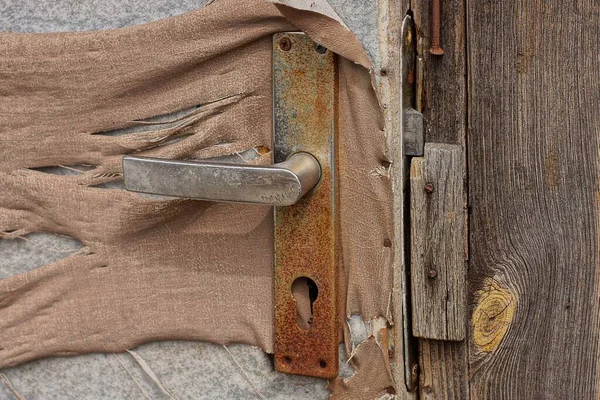 Uma Velha Maçaneta Metal Marrom Enferrujado Uma Porta Tecido Esfarrapada — Fotografia de Stock