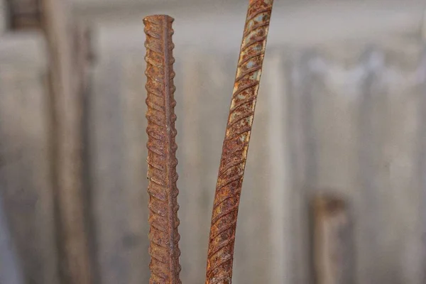 Dwa Długie Brązowe Pręty Żelaza Prętów Zbrojeniowych Rdzy Szarym Tle — Zdjęcie stockowe