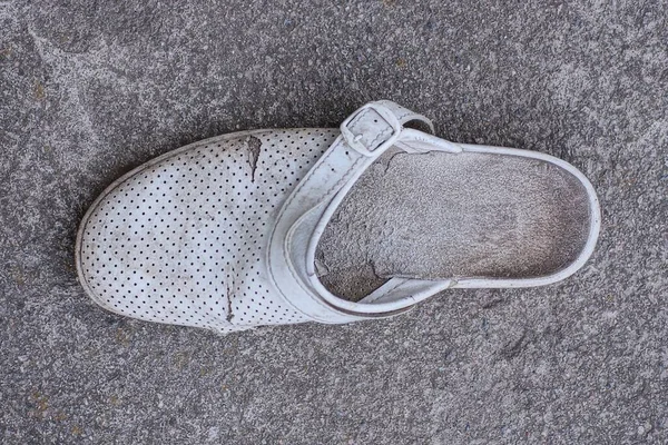 Vecchio Sandalo Strappato Pelle Bianca Erge Pavimento Pietra Grigia Strada — Foto Stock