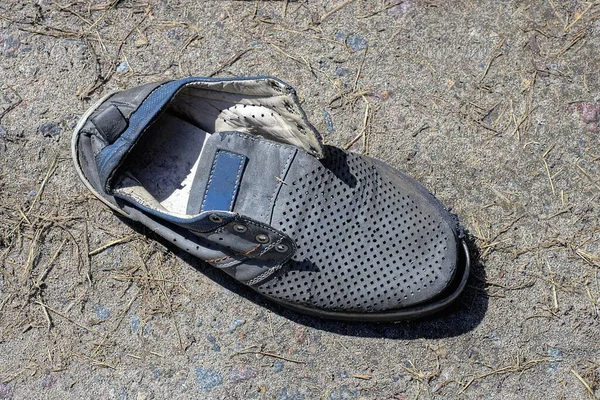 Viejo Zapato Cuero Desgarrado Gris Yace Suelo Calle —  Fotos de Stock