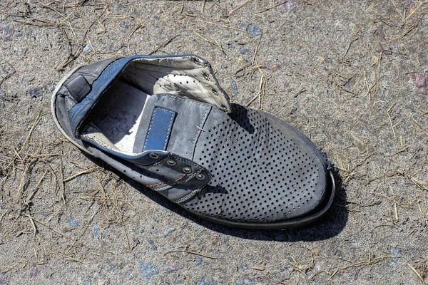 One Old Gray Torn Leather Shoe Lies Ground Street — Stock Photo, Image