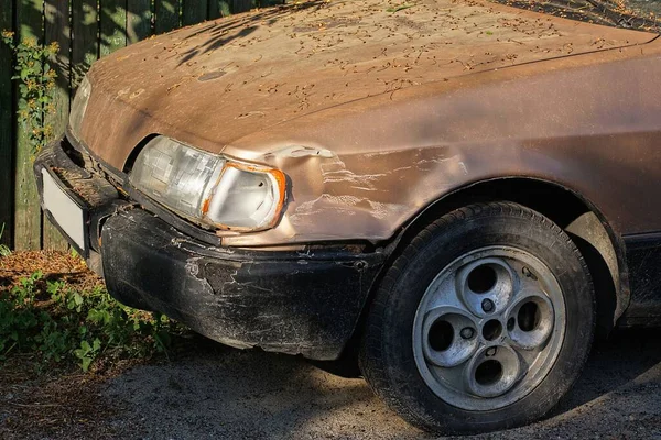 Een Deel Van Een Oude Bruine Auto Een Ongeluk Met — Stockfoto
