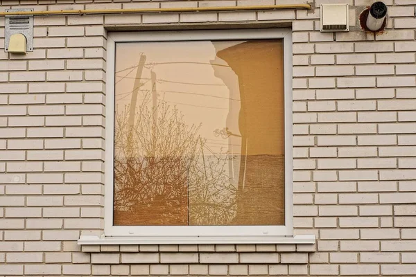 Une Grande Fenêtre Sur Mur Briques Blanches Immeuble Dans Rue — Photo